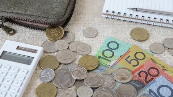 How to Save Money While Studying Full-Time